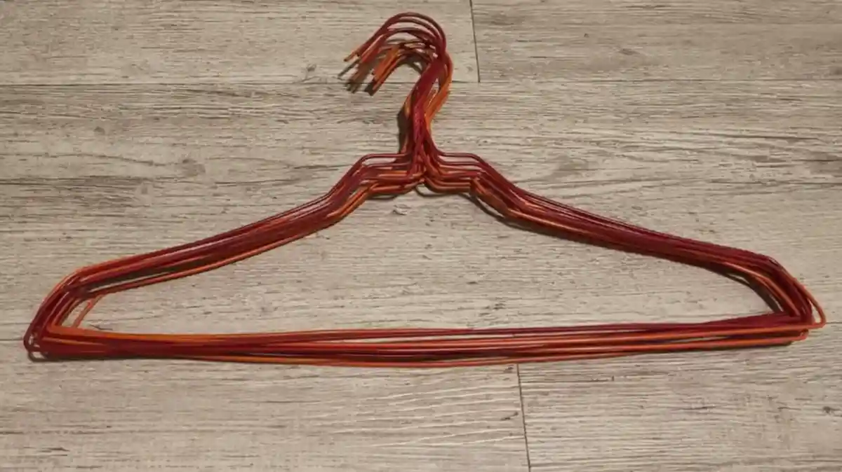 Menggunakan Gantungan Baju (Hanger)